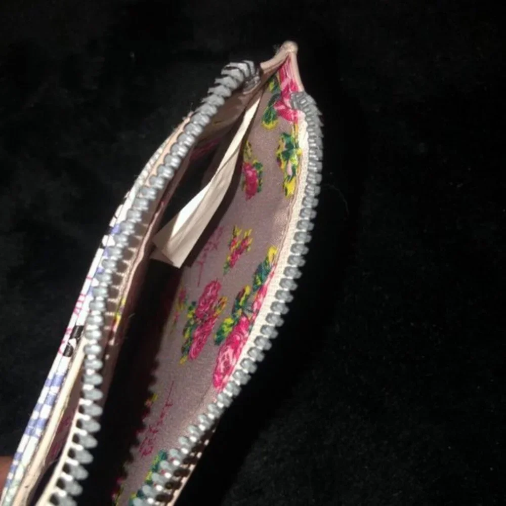 Betsey Johnson‎ Wallet Card Case ID Window & Zip Coin Pouch White Multi Words